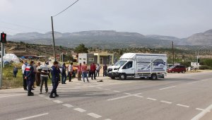 Mut'ta kamyonet ile traktör çarpıştı: 2 yaralı
