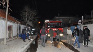 Odunlukta çıkan yangın eve sıçramadan söndürüldü