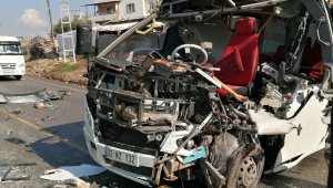 Otobüs ile minibüs çarpıştı: 4 yaralı