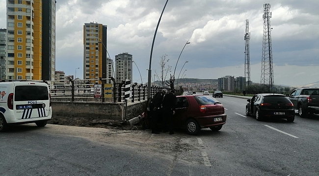 Otomobiller çarpıştı: 3 yaralı