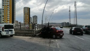 Otomobiller çarpıştı: 3 yaralı