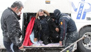 Şarampole kayan otobüsteki 24 kişi bagajdan tahliye edildi