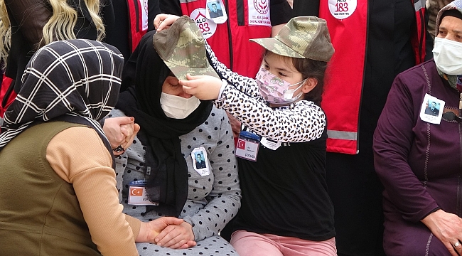 Şehidin kızı hem kendisine hem de annesine babasının şapkasını taktı