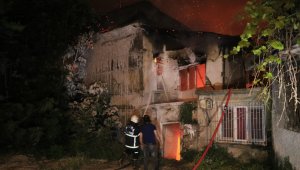 Adana'da ahşap müstakil evde çıkan yangın korkuttu