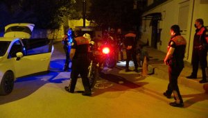 Antalya'da polisin 'dur' ihtarına uymayan gençler ortalığı birbirine kattı