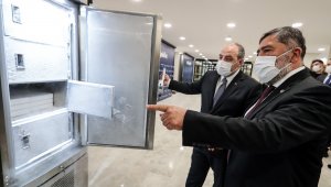 Bakan Varank, 140 bin doz aşıyı saklayabilen buzdolabının üretildiği fabrikayı inceledi