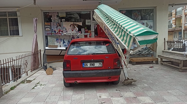 Başkent'te kontrolden çıkan otomobil tuhafiyeye girdi