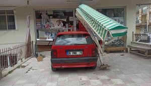 Başkent'te kontrolden çıkan otomobil tuhafiyeye girdi