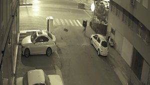 Çaldığı televizyonu omuzlayıp koşarak söyle kaçtı