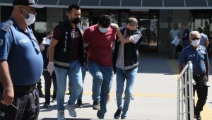 Çaldıkları otomobili parçalayıp hurdaya çıkardılar