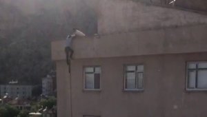Çıktığı binada yürekleri ağza getirdi, o anlar kameraya yansıdı
