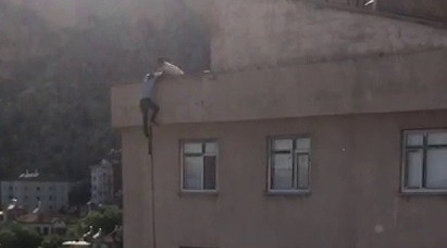 Çıktığı binada yürekleri ağza getirdi, o anlar kameraya yansıdı
