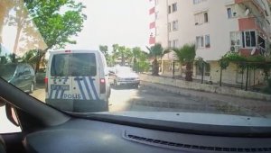 Ekip otosunu görüp kaçan çocuklara polisten şefkat anonsu