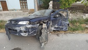 Hurdaya dönen otomobilden burnu bile kanamadan kurtuldu