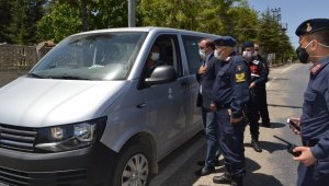 Kaymakam Demirkol'dan sürücülere çikolata ikramı