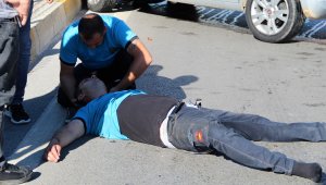 Kaza yapan sürücüye ilk müdahale mesai arkadaşlarından