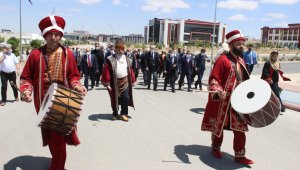 KMÜ'nün kuruluşunun 14. Yılı Mehter Yürüyüşü ve Türkçe Fermanı'nın okunmasıyla başladı