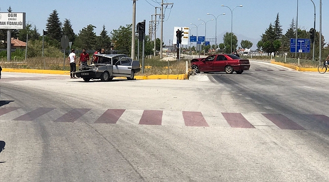 Konya'da otomobiller çarpıştı: 1 yaralı