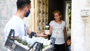 Mersin'de 'Anneler Günü'nde 10 bin çiçek dağıtıldı
