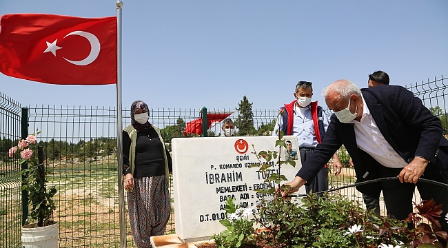 Şehit mezarları güllerle donatıldı