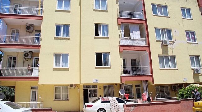Sevgililer arasında çıkan tartışmada, genç kız 2. kattan park halindeki otomobilin üzerine düştü