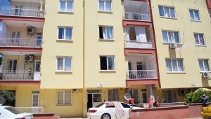 Sevgililer arasında çıkan tartışmada, genç kız 2. kattan park halindeki otomobilin üzerine düştü