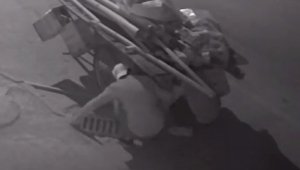 Seyyar arabalarını siper yapıp mazgal kapağı çaldılar