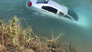 Sulama kanalına uçan otomobilden kendi imkanlarıyla kurtuldu