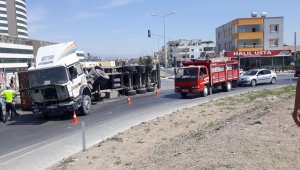 Tarsus'ta tır devrildi sürücüsü yaralandı