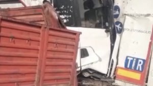 Tır önündeki tıra çarptı: 1 yaralı