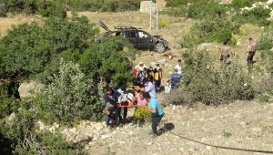 Uçuruma yuvarlanan kamyonetteki kız öğrenciler can pazarı yaşadı