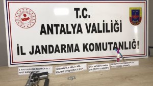 Uygulama noktasında uyuşturucu ve kurusıkı tabanca ele geçirildi