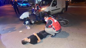 Yola savrulan 2 yaralıya ilk müdahale polis ve UMKE personelince yapıldı