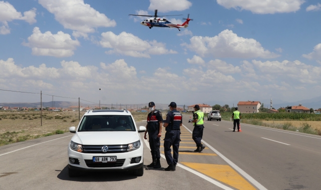 Aksaray'da jandarma trafik kuralı ihlallerini helikopterle denetledi