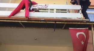 Balkondan düşmek üzere olan engelli genci polis kurtardı