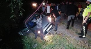Kamyonet ile çarpışan otomobil kanala düştü: 3 yaralı