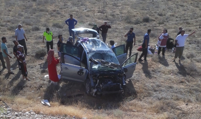 Karaman'da şarampole yuvarlanan otomobil takla attı: 10 yaralı