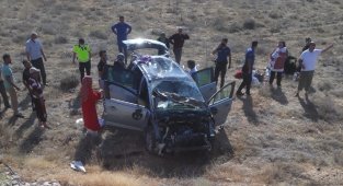 Karaman'da şarampole yuvarlanan otomobil takla attı: 10 yaralı