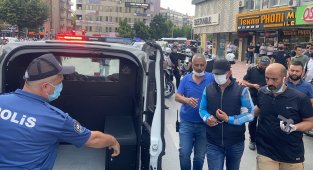 Konya'daHavaya ateş eden şahıs polisi görünce kendini iş yerine kilitledi