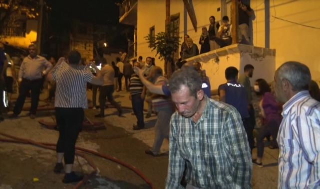 Ahşap evde çıkan yangın mahalle sakinlerini sokağa döktü