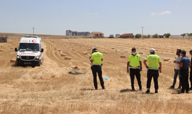 Cesedi tarlada bulunan işçinin traktörü çalışır vaziyette taşa takıldı