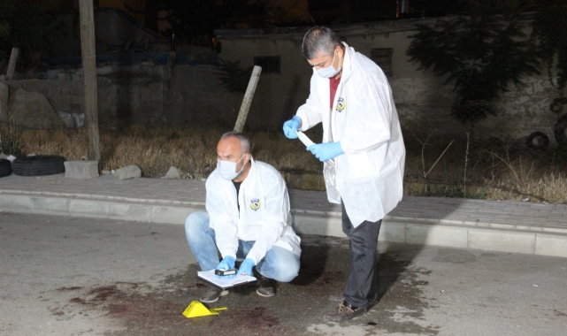 Düğün salonu önünde bıçaklı saldırı: 2 yaralı