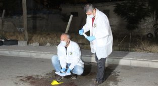 Düğün salonu önünde bıçaklı saldırı: 2 yaralı