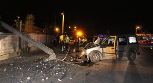 Karaman'da hafif ticari araç beton elektrik direğini yıktı: 2 yaralı