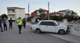Kaza sonrası şoka giren sürücü "Ben mi kaza yaptım" dedi