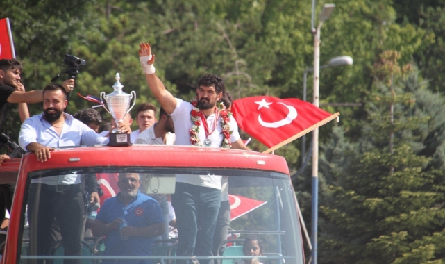Konyalı pehlivan İsmail Koç memleketinde 'şampiyon' gibi karşılandı