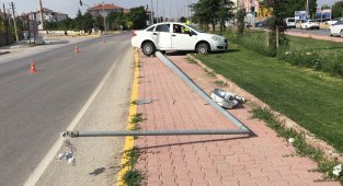 Otomobil aydınlatma direğine çarptı: 2 yaralı