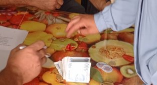 Bulduğu ve içerisinde altın ve para olan çantayı sahibine teslim etti