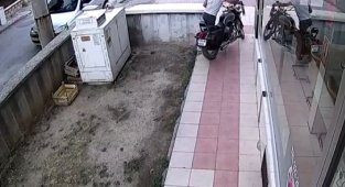 Geldiği bisikleti bıraktı çaldığı motosiklet ile kaçtı