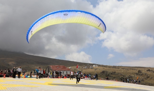 Hasandağı rengarenk paraşütlere ev sahipliği yaptı